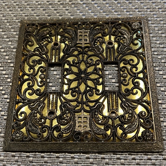 Vintage Cast Metal Antique Brass Wallplate - Picture 4 of 7